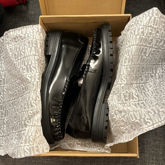 Steve Madden Madelynn Black Loafers - Picture 9 of 9